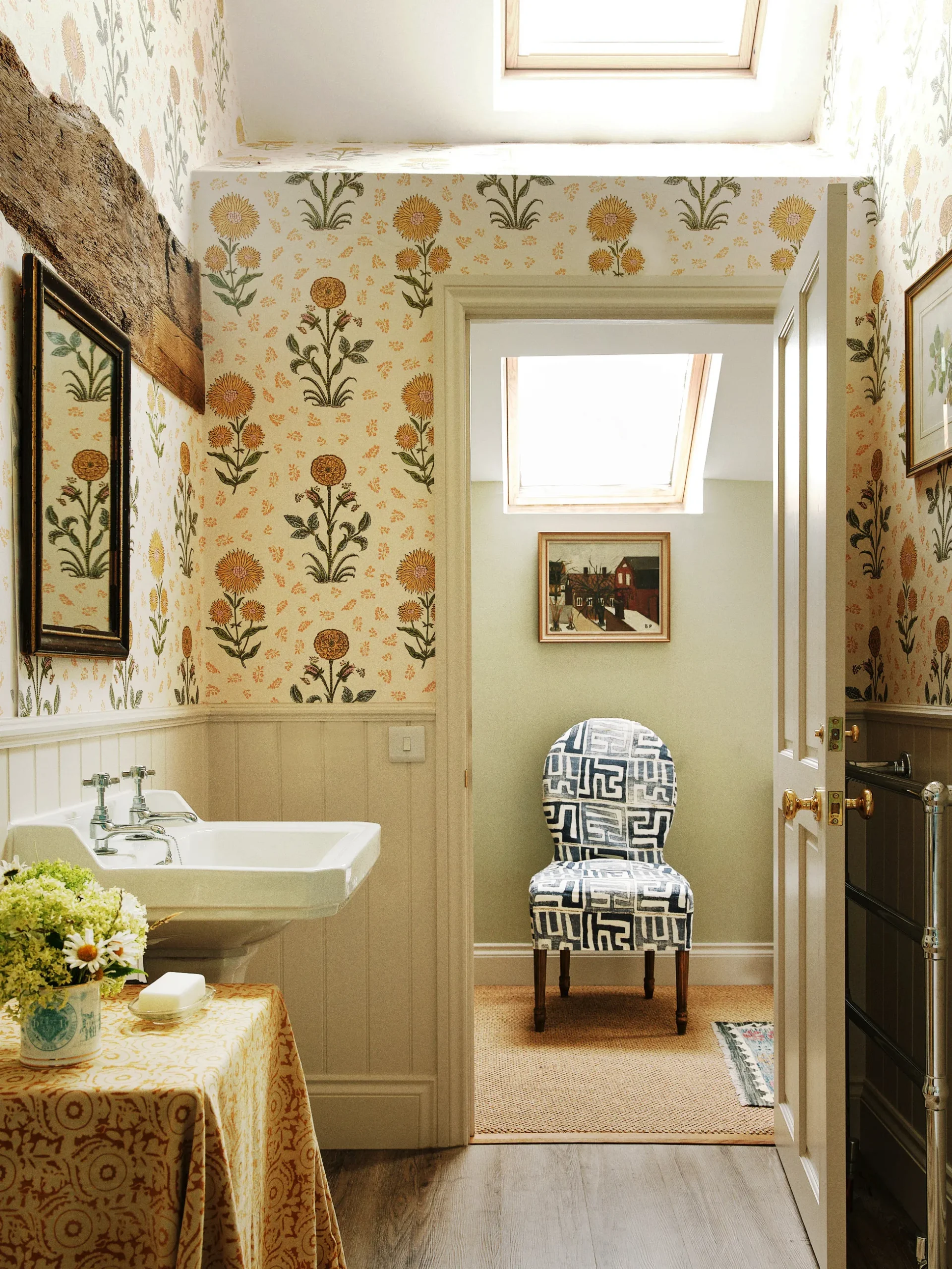 salle de bain cozy cottage avec papier peint floral et lavabo ancien style cottage anglais